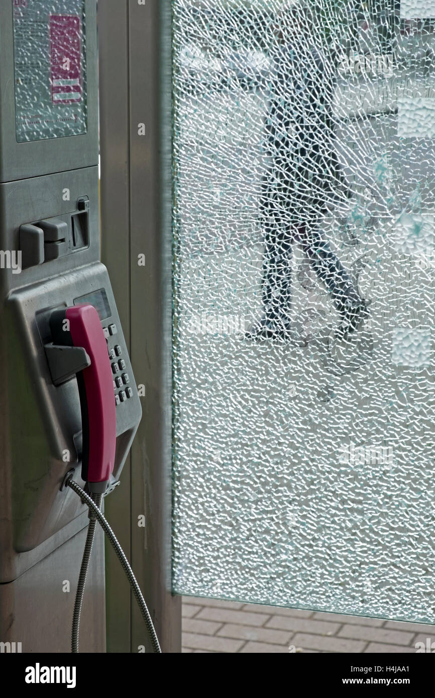 Le verre brisé dans les cabine téléphonique, Leichlingen, Allemagne. Banque D'Images