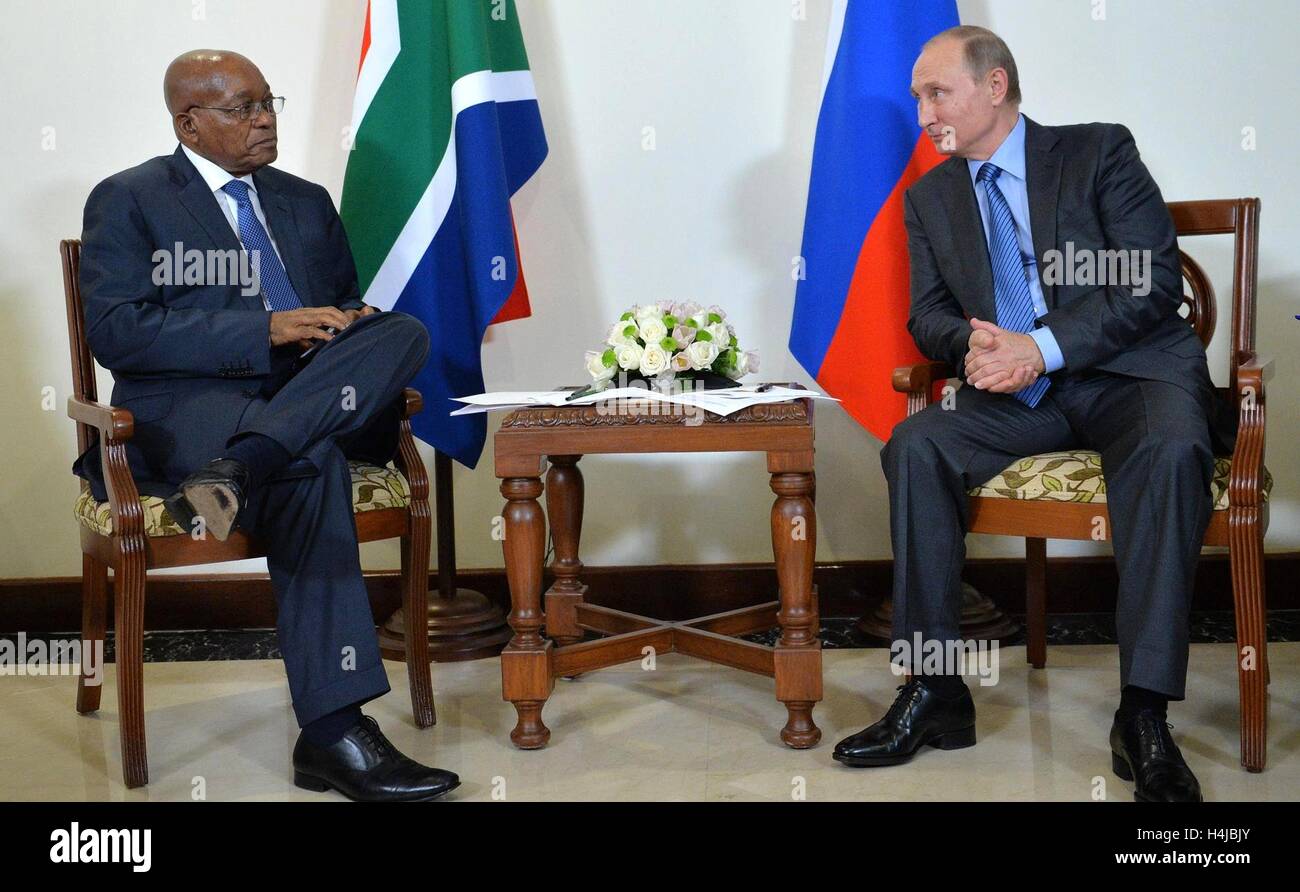 Le président russe Vladimir Poutine avec le président sud-africain Jacob Zuma lors d'une réunion bilatérale en marge du Sommet des BRICS au Taj Exotica hotel 15 octobre 2016 à Goa, Inde. Banque D'Images