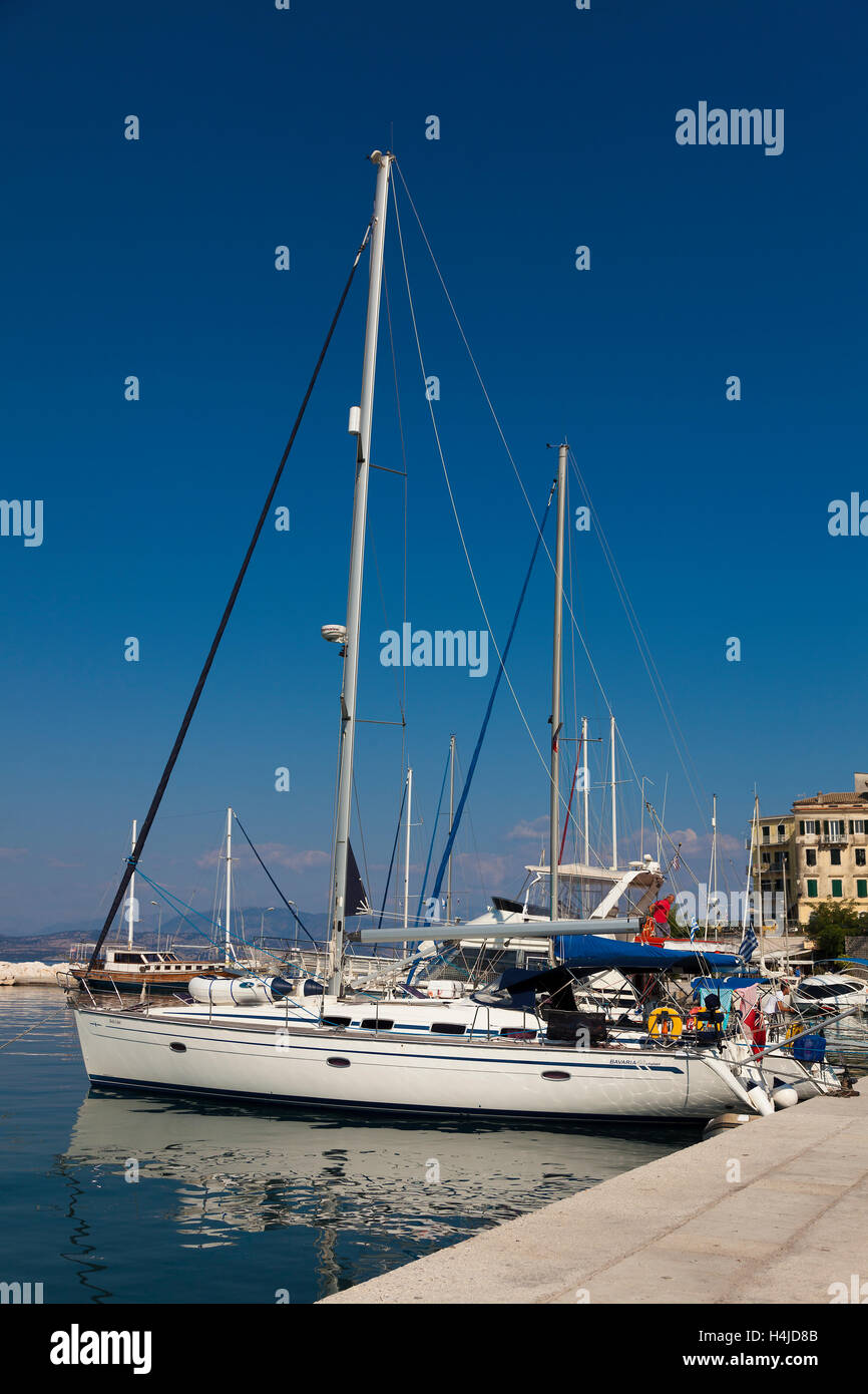 Bateaux dans le port de Corfou, îles Ioniennes, Grèce Grec Banque D'Images