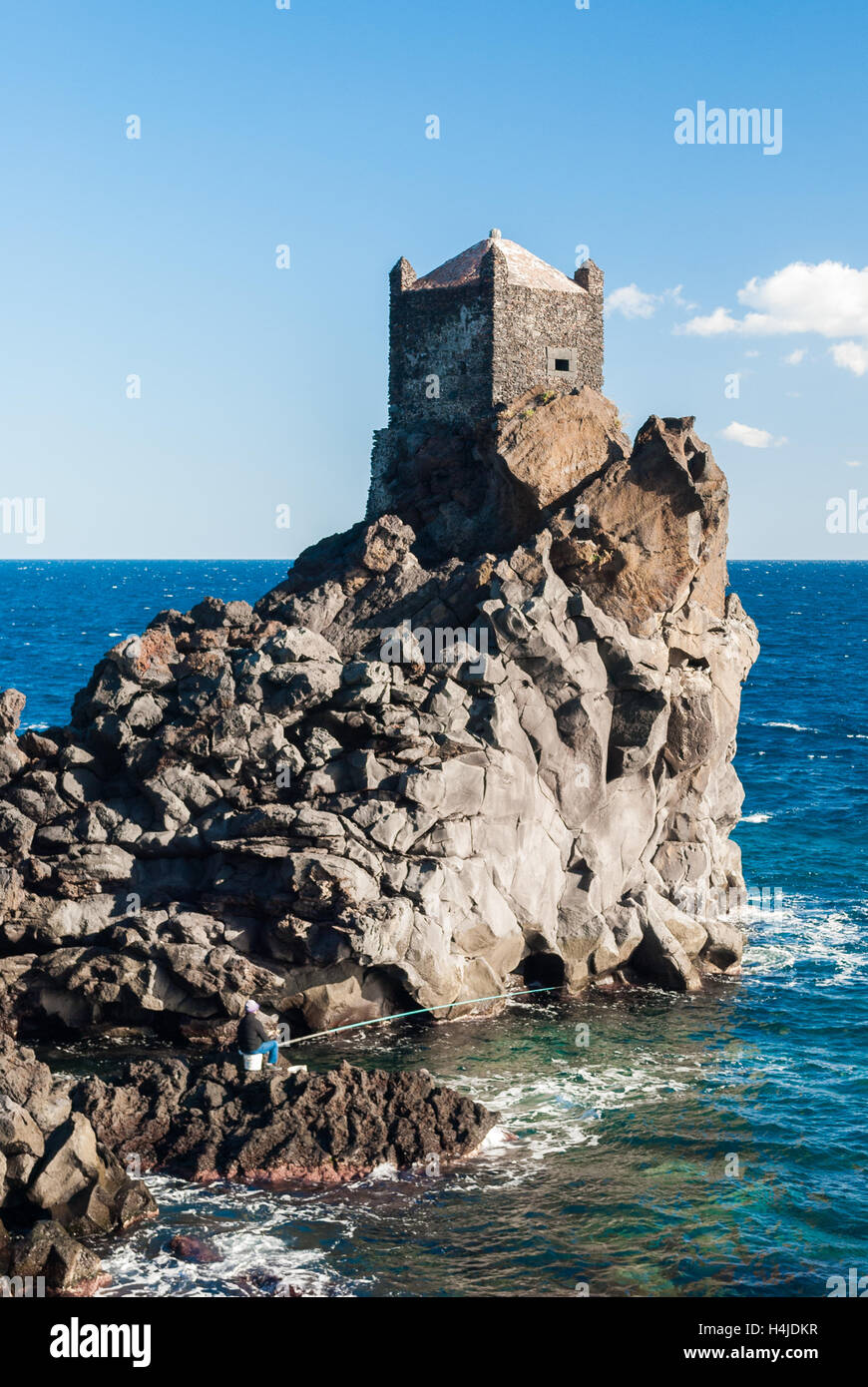 Tour de guet sur une falaise de lave près de Acireale Banque D'Images