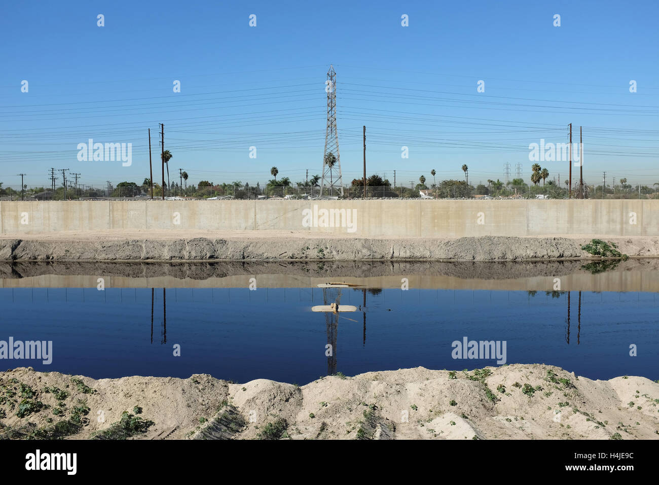 Santa Ana est la Rivière Orange County, en Californie, les équipages du sable propre de la voie d'eau bordée de béton. Le sable est récupéré. Banque D'Images