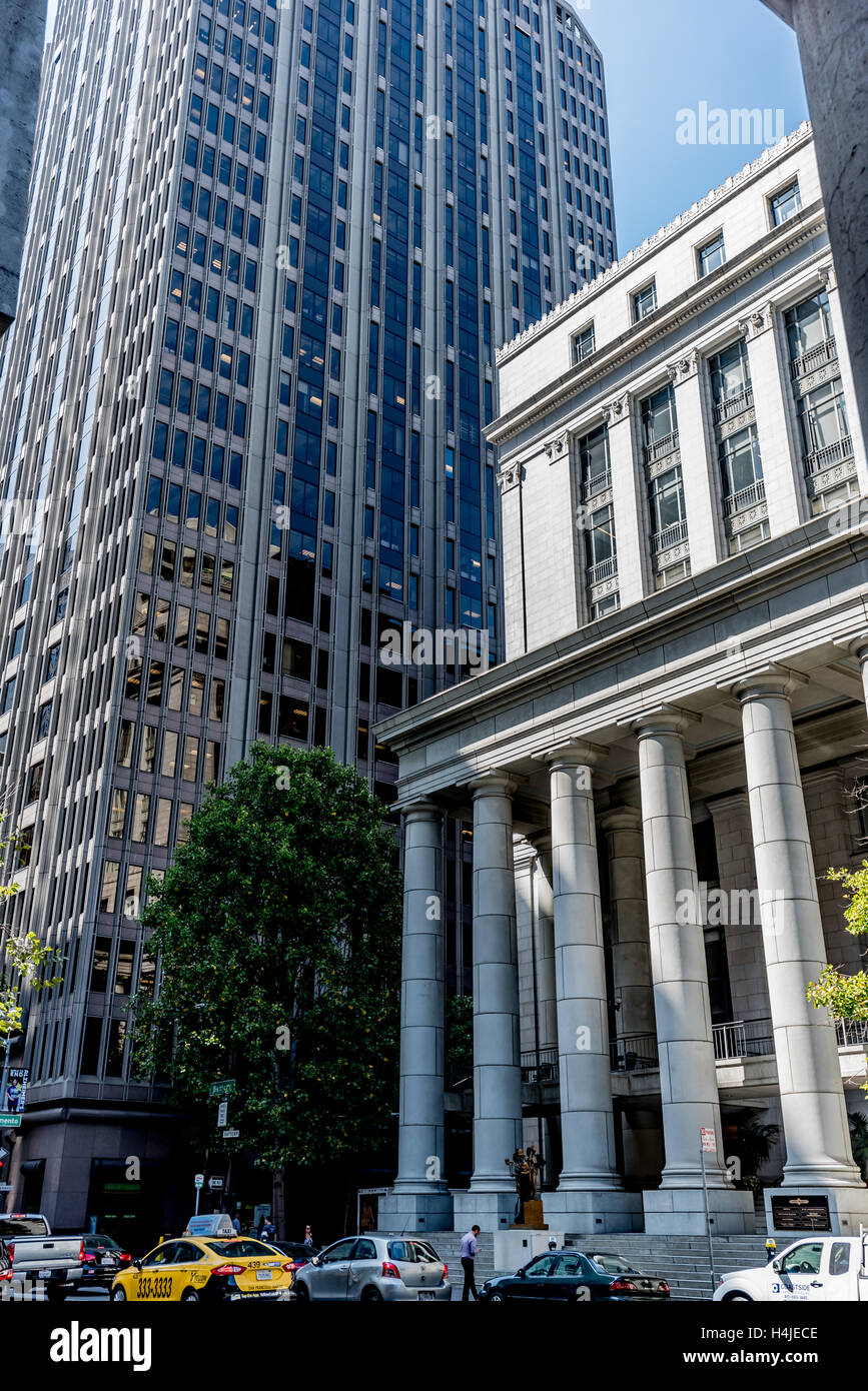 L'ancien San Francisco Federal Reserve Bank Building se trouve à côté d'un gratte-ciel moderne, maintenant appelé le centre-ville réserve Bently. Banque D'Images