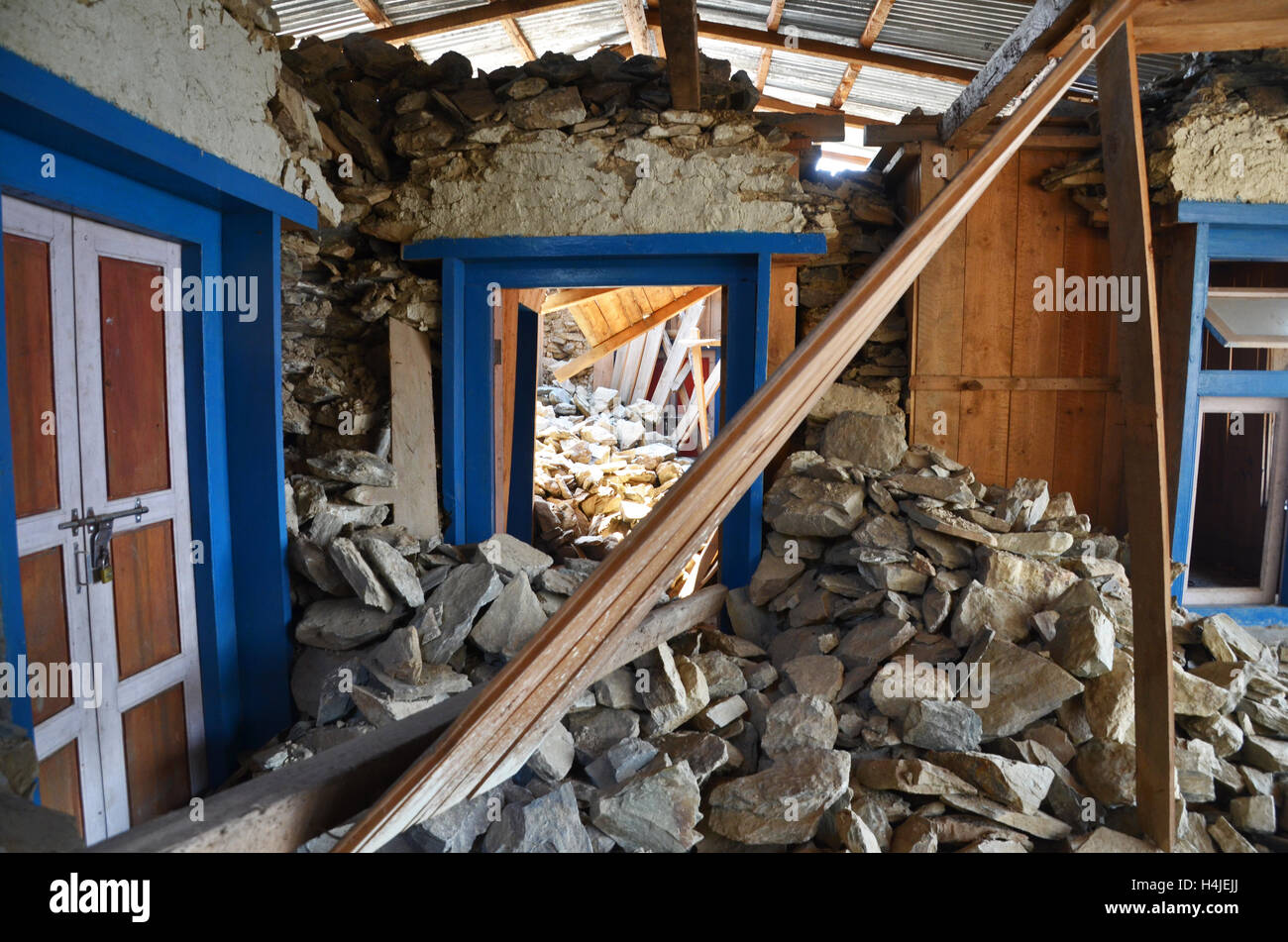 Bâtiment endommagé par le tremblement de terre, sur une crête au-dessus de la Dudh Kosi river, Solukhumbu, Népal Banque D'Images