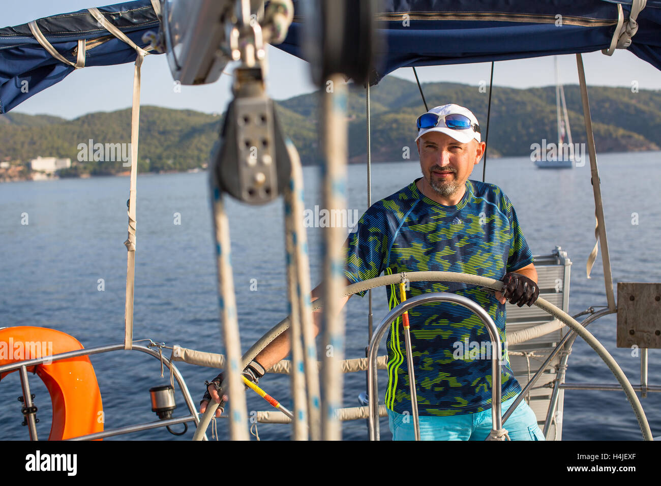 Le capitaine dirige le voilier. Yacht de luxe. Banque D'Images