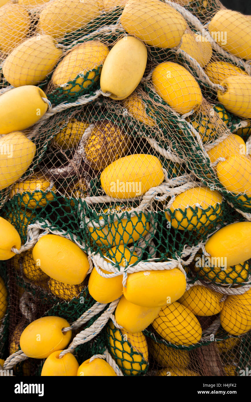 Les filets de pêche et les bouchons jaunes crée une belle texture. Banque D'Images