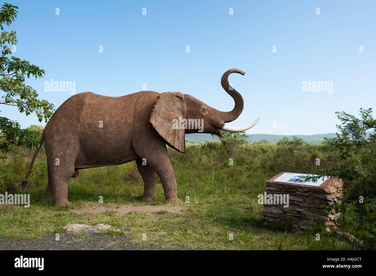 Éléphant statue à l'entrée du Parc National d'Arusha, Tanzanie Banque D'Images