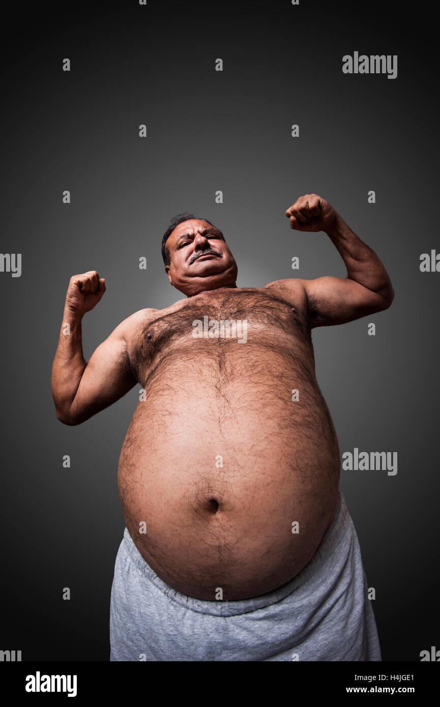 Le gros homme fort et montrant ses muscles et le ventre Photo Stock - Alamy