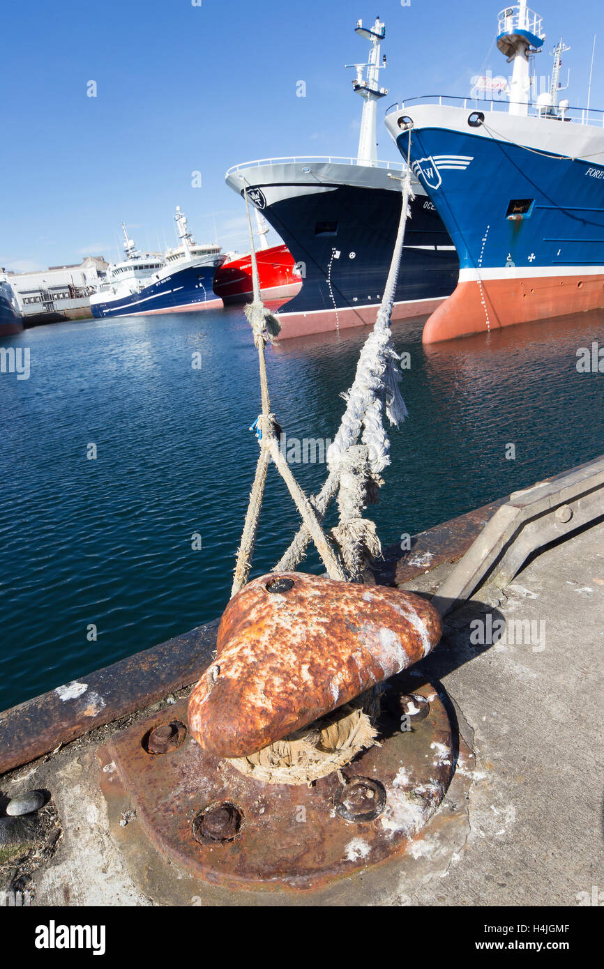 Port avec les chalutiers colorés et quai d'amarrage de navires à quai Banque D'Images