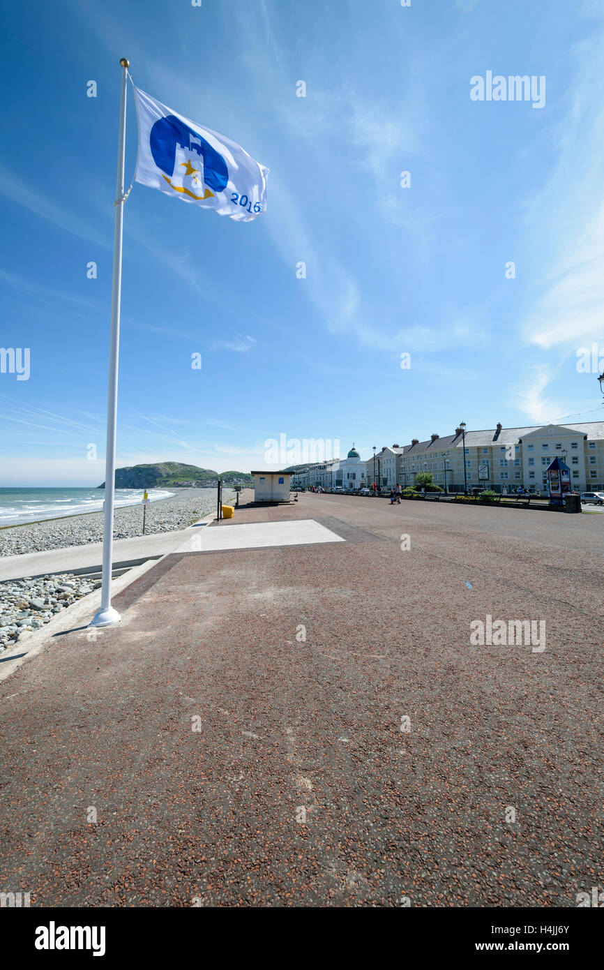 2016 Seaside Award flag flying sur la promenade de Llandudno Banque D'Images
