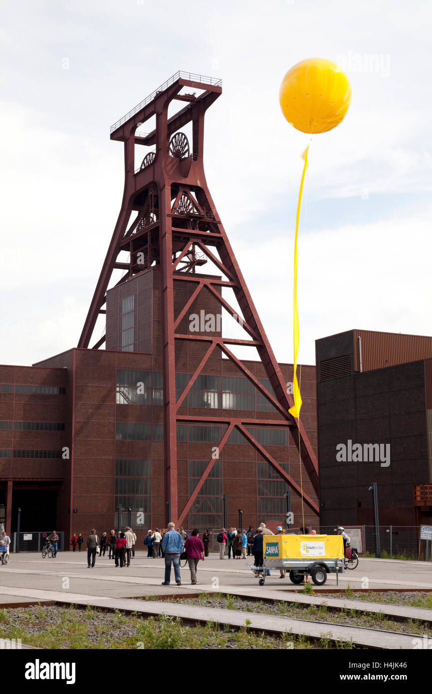 Ballon jaune, Schachtzeichen de mine, signes, Ruhr 2010, l'art de l'installation, de cadre de la tête, Zeche Zollverein XII pit Banque D'Images