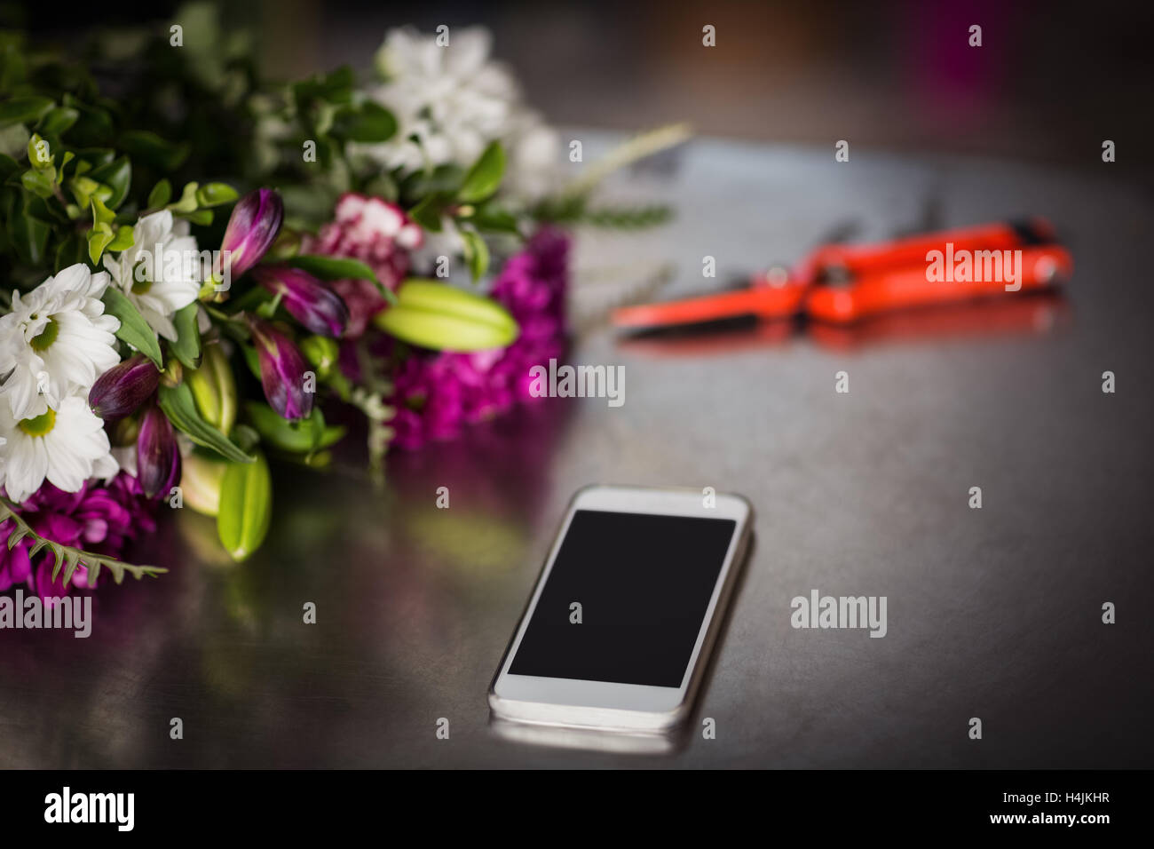 Fleurs et smartphone sur la table Banque D'Images