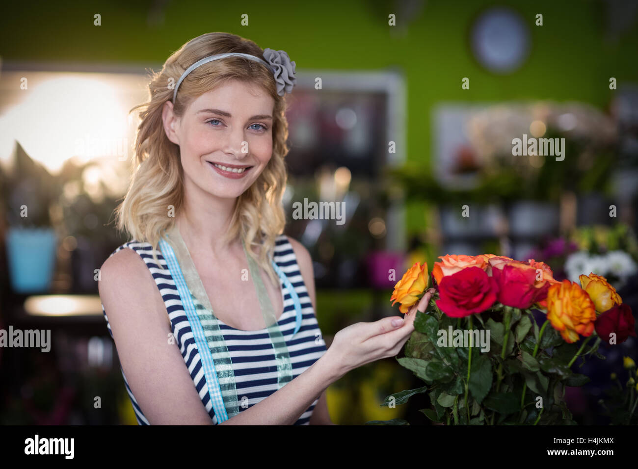 Fleuriste fleurs rose toucher féminin Banque D'Images Fleuriste fleurs rose toucher féminin Banque D'Images
