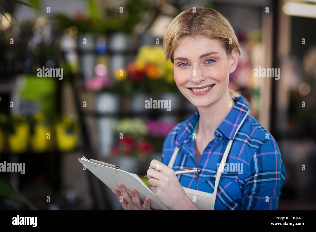 Portrait of female florist écrit presse-papiers Banque D'Images Portrait of female florist écrit presse-papiers Banque D'Images