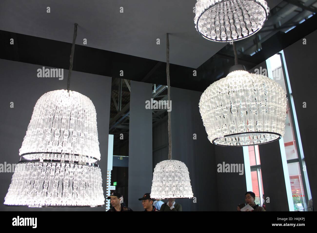 MILAN, ITALIE - 15 avril 2015 : luxe colletion de lustre en verre soufflé  avec des gens autour, au cours de la Semaine du Design de Milan Photo Stock  - Alamy