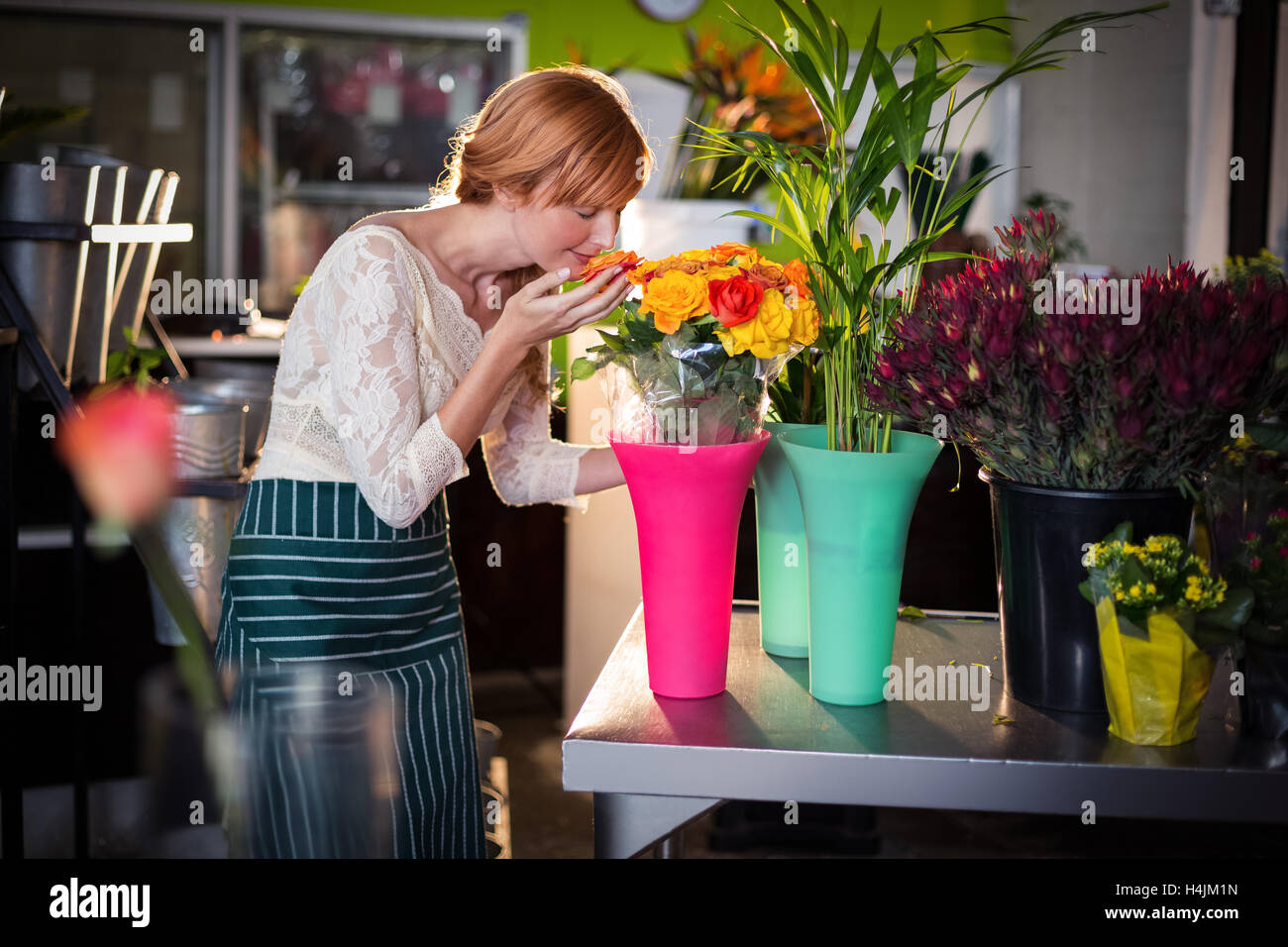 Fleuriste fleurs rose odeur femelle Banque D'Images Fleuriste fleurs rose odeur femelle Banque D'Images