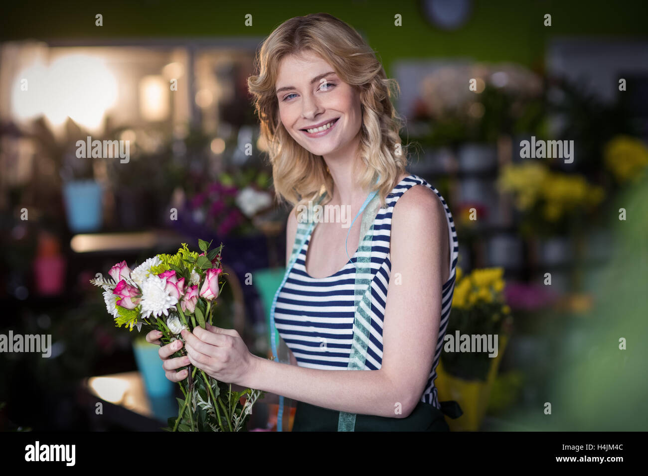 Female florist holding bunch of flowers Banque D'Images Female florist holding bunch of flowers Banque D'Images