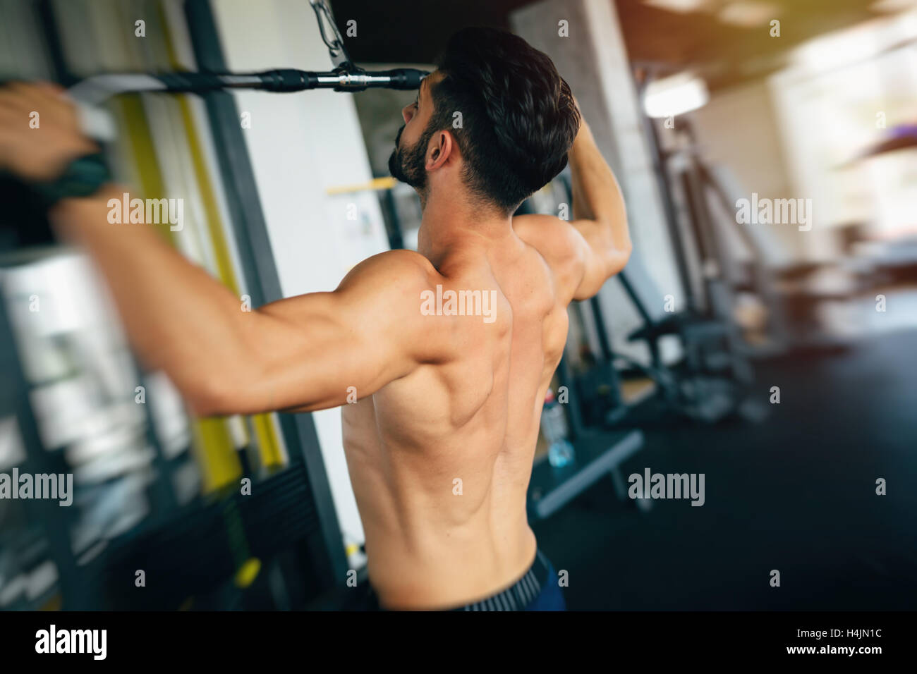 Muscular man working out in gym Banque D'Images