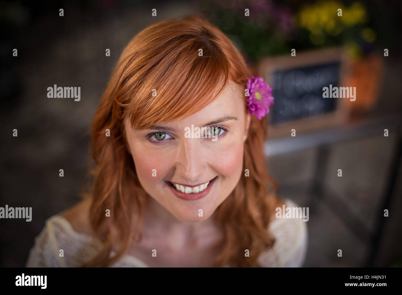 Portrait of female florist smiling Banque D'Images Portrait of female florist smiling Banque D'Images