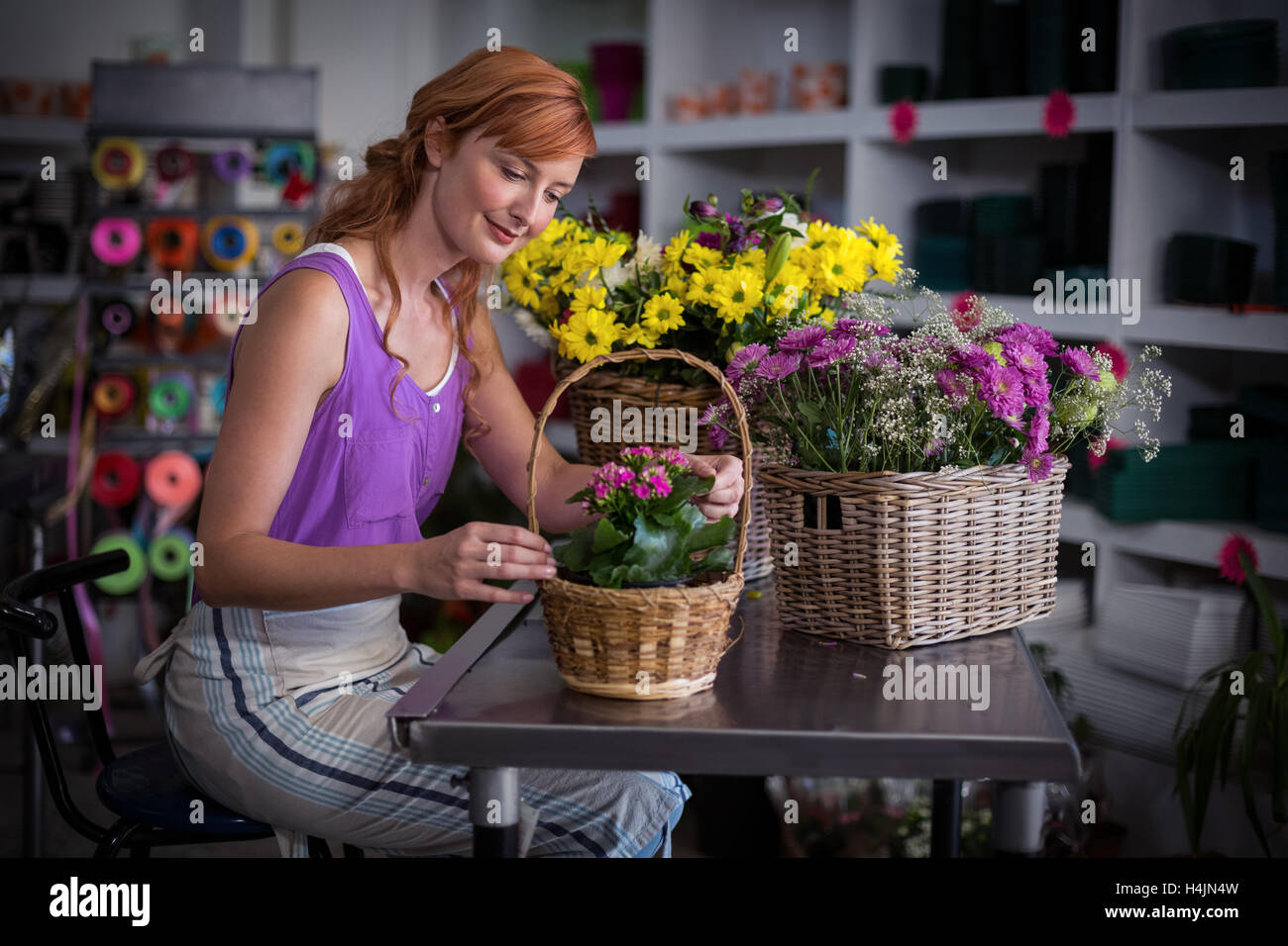 Female florist la préparation de panier de fleurs Banque D'Images Female florist la préparation de panier de fleurs Banque D'Images