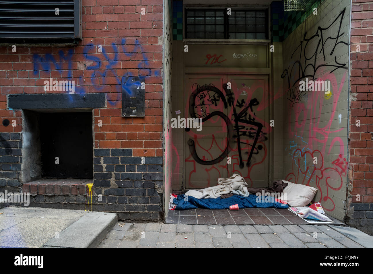 Les effets personnels d'un rough sleeper dans une porte gauche Banque D'Images