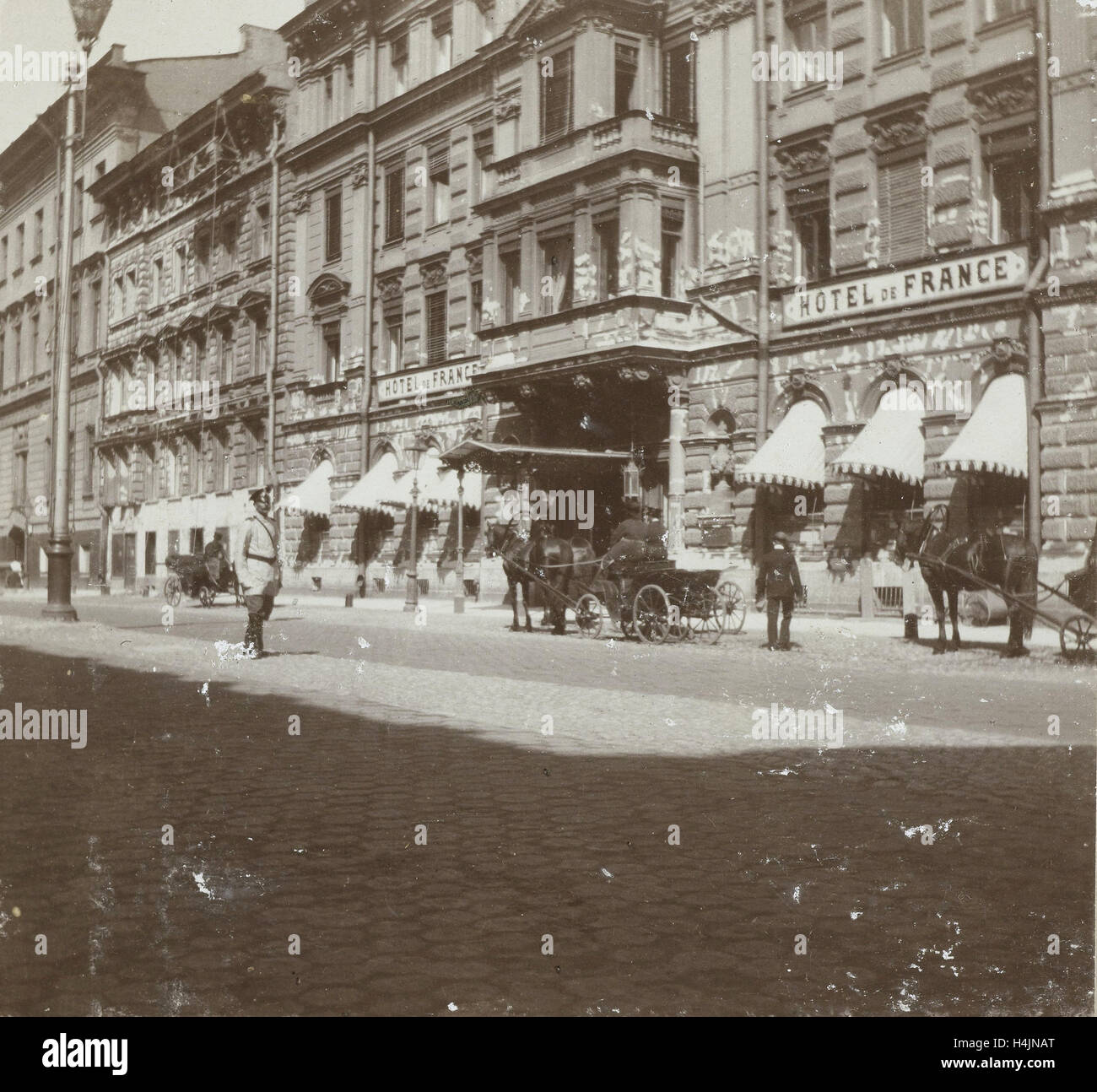 L'entrée de l'Hôtel de France à SaintPétersbourg avec l'entrée d'un