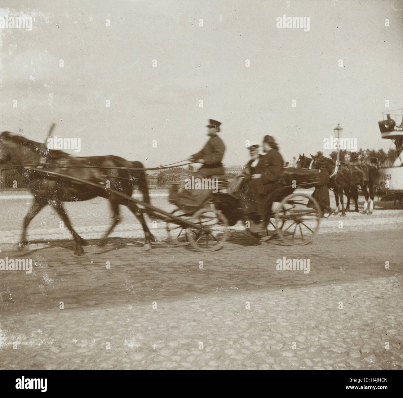 Prêtre orthodoxe russe dans une voiture avec chauffeur, de la Russie, Henry Pauw van Wieldrecht éventuellement, 1898 Banque D'Images