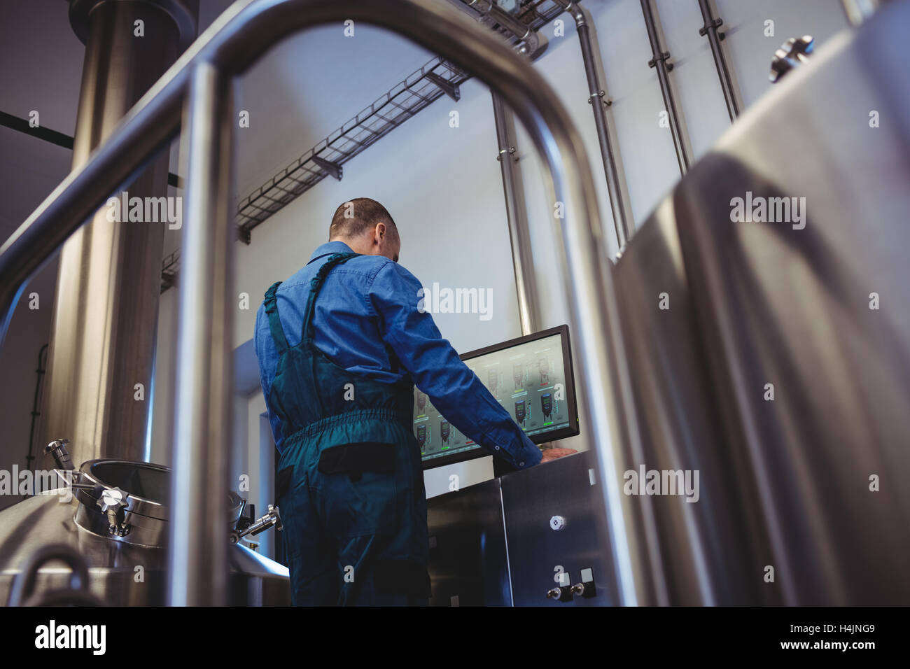 Fabricant au moyen d'ordinateur à la brasserie Banque D'Images