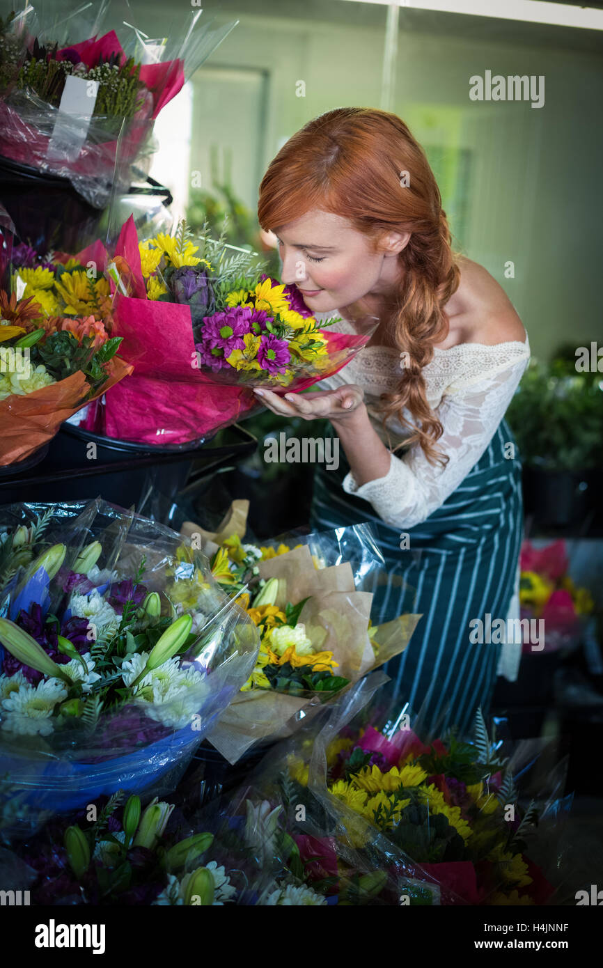 Female florist bouquet de fleurs odorantes Banque D'Images Female florist bouquet de fleurs odorantes Banque D'Images