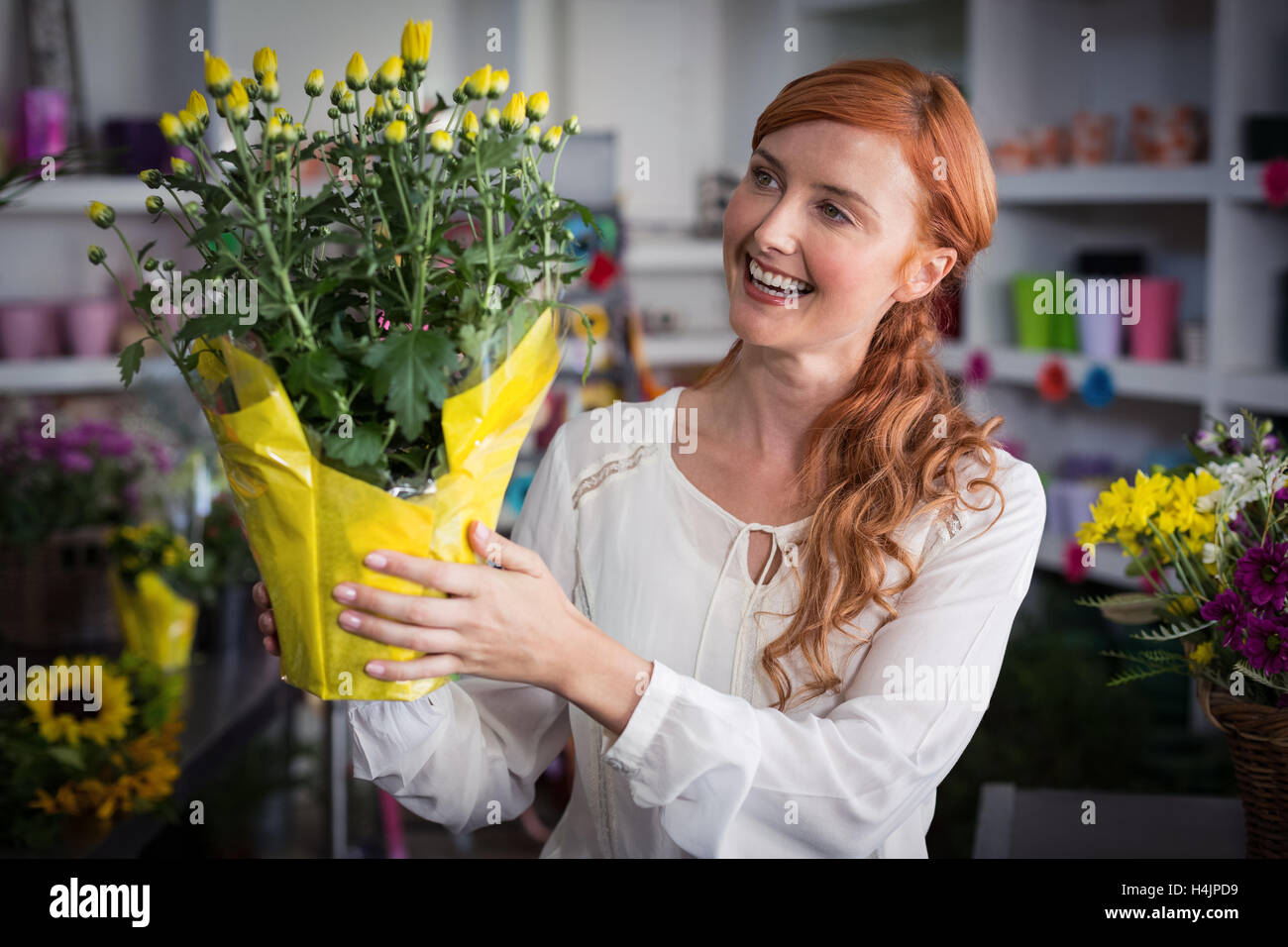 Female florist holding bouquet de fleurs Banque D'Images
