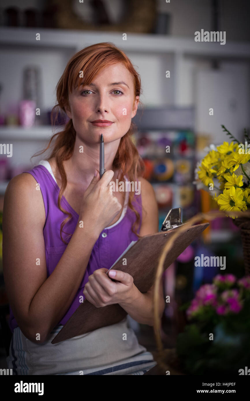 Portrait of female florist holding clipboard Banque D'Images Portrait of female florist holding clipboard Banque D'Images