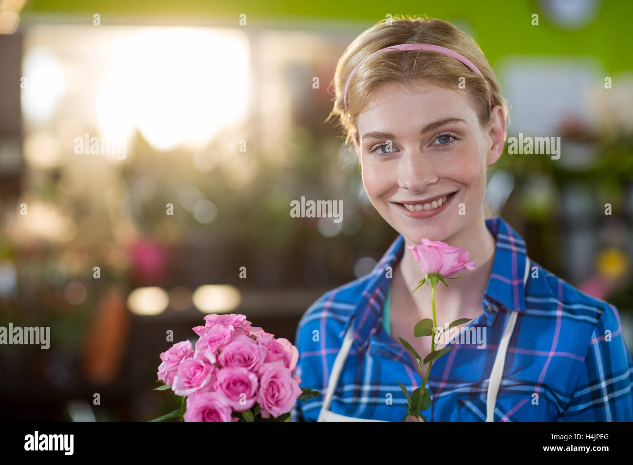 Female florist holding bouquet de fleur dans le magasin de fleurs Banque D'Images Female florist holding bouquet de fleur dans le magasin de fleurs Banque D'Images