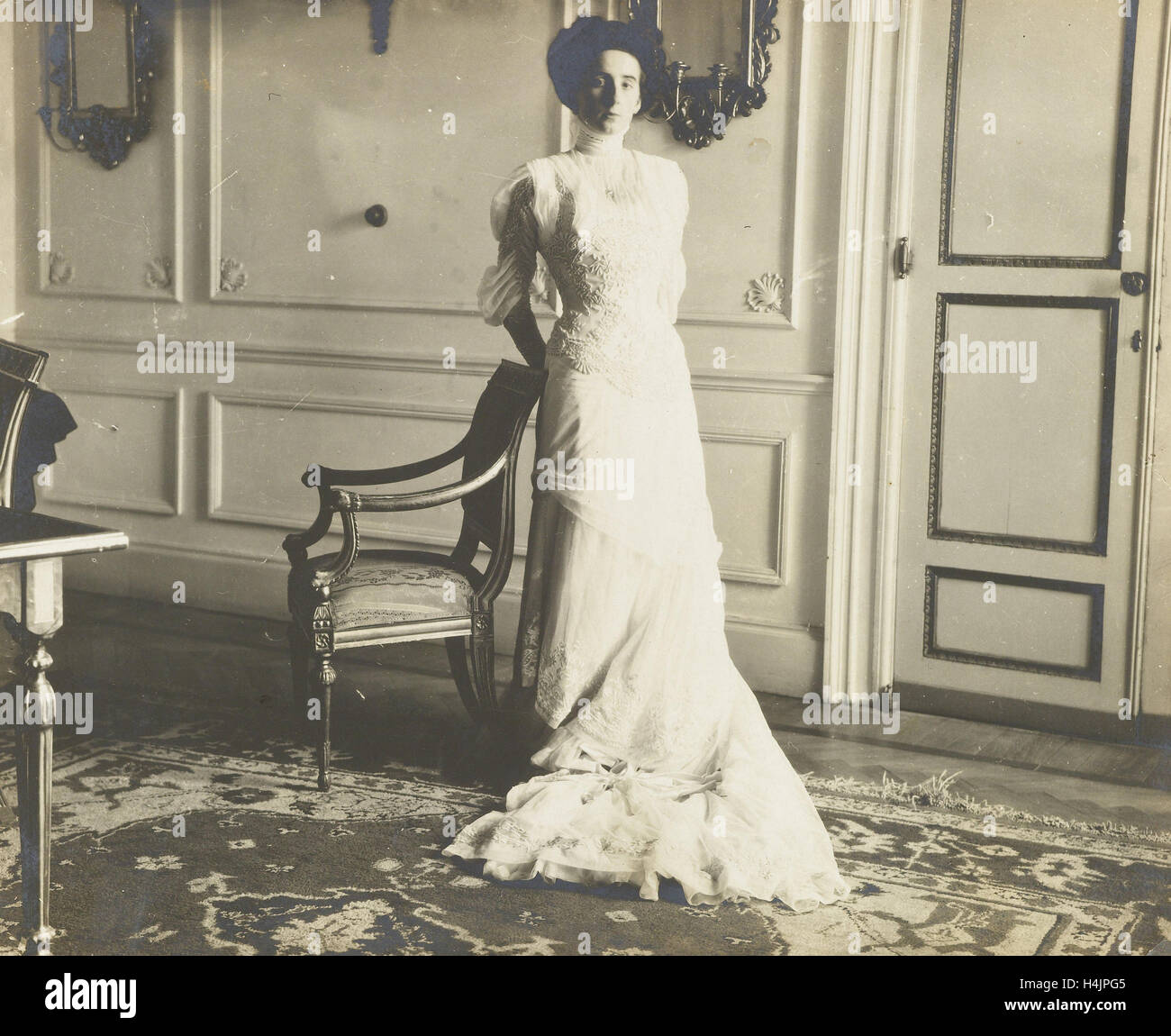 Femme non identifiée debout dans un intérieur, Anonyme, 1915 - 1918 Banque D'Images