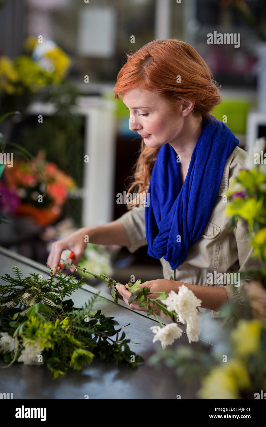 Fleuriste femme tige florale de fraisage Banque D'Images