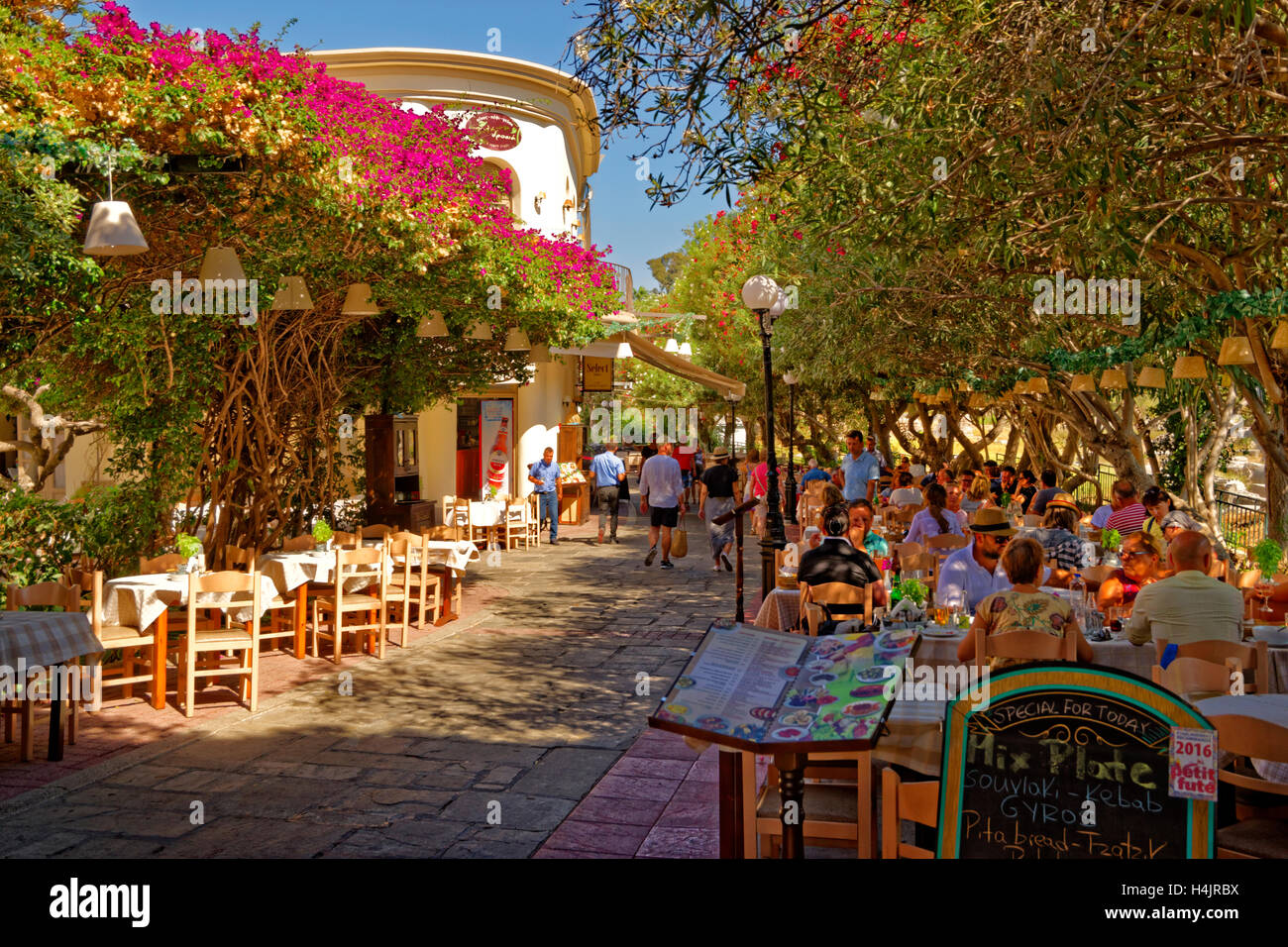 Chaussée ouvert restaurant adjacent à l'Agora de la ville de Kos, l'île de Kos, Grèce. Banque D'Images