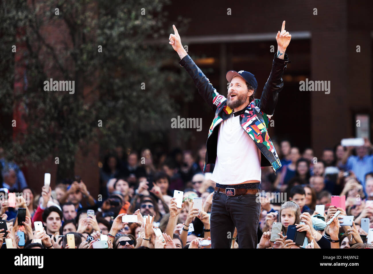 Rome, Italie. 16 Oct, 2016. Le chanteur italien Jovanotti avec ses fans sur le tapis rouge de la '11 ème Festival International du Film de Rome. Credit : Gennaro Leonardi/Alamy Live News Banque D'Images