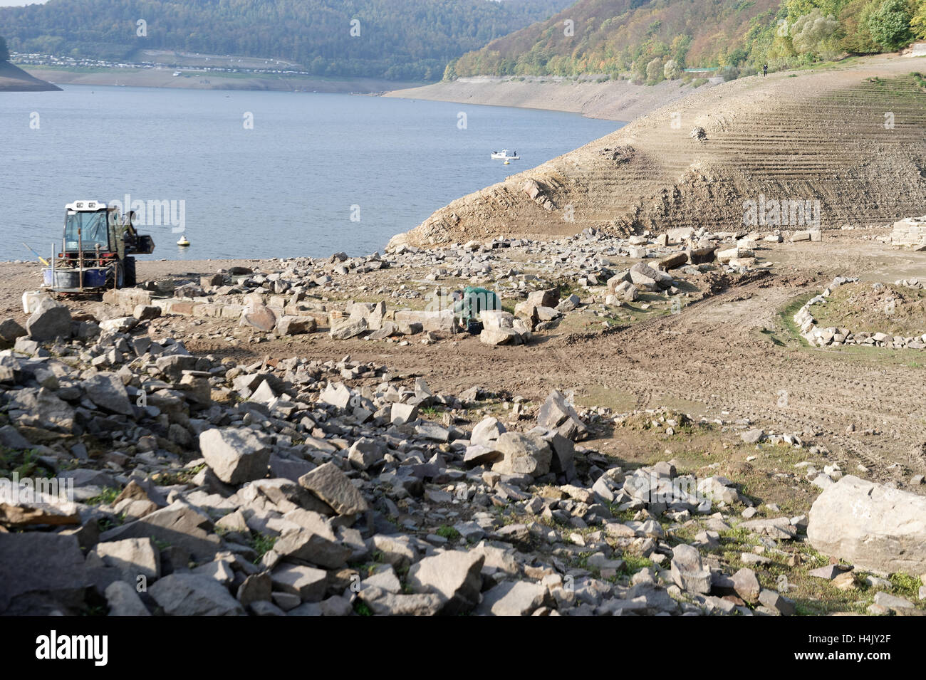 Waldeck, Allemagne. 14Th Oct, 2016. Norbert Toffl paysagiste travaille sur les murs de fondation dans la partie village Berich, qui sont sous l'eau à marée haute, peut être vu par le lac Edersee près de Waldeck, Allemagne, 14 octobre 2016. Le village de Berich, qui a été l'accueil de 50 familles, a été rasée en 1913 parce qu'un barrage a dû être créée pour garder le Canal Midland navigable. L'association des amis des plans d Dorfstelle Berich sur la reconstruction des murs de base étape par étape. PHOTO : SWEN PFOERTNER/dpa/Alamy Live News Banque D'Images