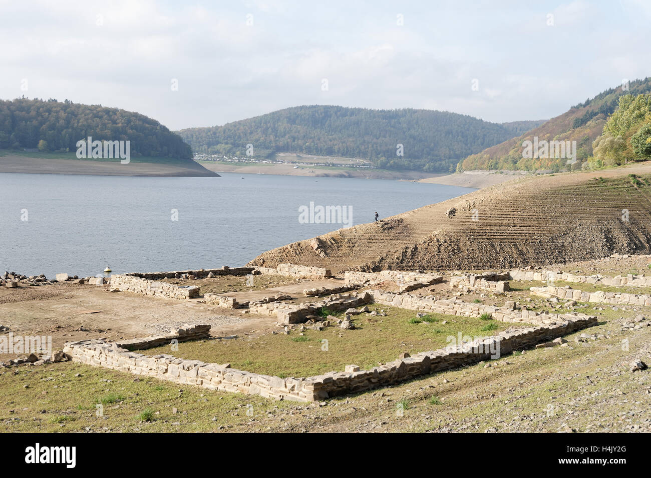Waldeck, Allemagne. 14Th Oct, 2016. Les murs de fondation dans la partie village Berich, qui sont sous l'eau à marée haute, peut être vu par le lac Edersee près de Waldeck, Allemagne, 14 octobre 2016. Le village de Berich, qui a été l'accueil de 50 familles, a été rasée en 1913 parce qu'un barrage a dû être créée pour garder le Canal Midland navigable. L'association des amis des plans d Dorfstelle Berich sur la reconstruction des murs de base étape par étape. PHOTO : SWEN PFOERTNER/dpa/Alamy Live News Banque D'Images