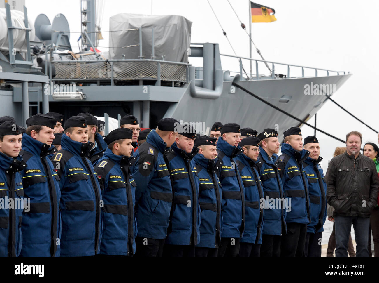 Eckernfoerde, Allemagne. 17 Oct, 2016. Les membres de l'équipage se tenir sur le quai avant le départ de l'Elbe-class offre 'Main' avec un certain nombre de navires 515 à la base navale allemande dans Eckernfoerde, Allemagne, 17 octobre 2016. Après un transfert au port d'Augusta, l'Italie, l'accostage de navire doit être exploité dans la zone maritime entre l'Italie et de l'eaux territoriales libyennes. Ce sera dans le but de contribuer à la lutte contre la contrebande des activités criminelles en collaboration avec d'autres unités navales. En mars 2017, la 'Main' sera retourné. Photo : Carsten Rehder/dpa/Alamy Live News Banque D'Images