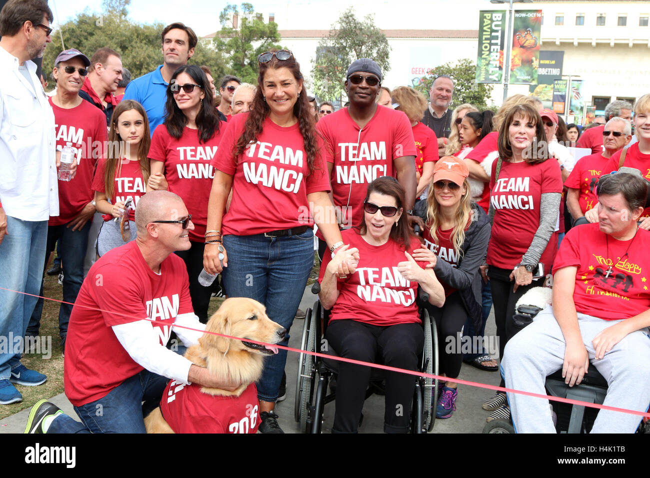 Los Angeles, CA, USA. 16 Oct, 2016. Coco Arquette, Courteney Cox, Jay Schwartz, Freinds, Nanci Ryder, Renee Zellweger, Kate Linder à la ALS Association Golden West Chapter le comté de Los Angeles à pied pour vaincre la SLA à l'Exposition Park à Los Angeles, CA le 16 octobre 2016. © David Edwards/media/Alamy Punch Live News Banque D'Images