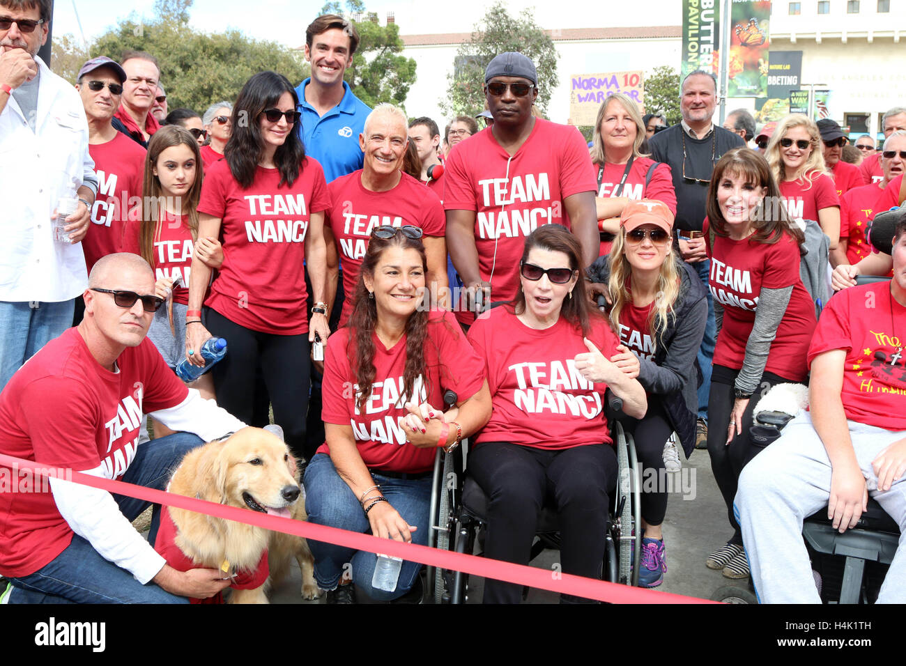 Los Angeles, CA, USA. 16 Oct, 2016. Coco Arquette, Courteney Cox, Jay Schwartz, Freinds, Nanci Ryder, Renee Zellweger, Kate Linder à la ALS Association Golden West Chapter le comté de Los Angeles à pied pour vaincre la SLA à l'Exposition Park à Los Angeles, CA le 16 octobre 2016. © David Edwards/media/Alamy Punch Live News Banque D'Images