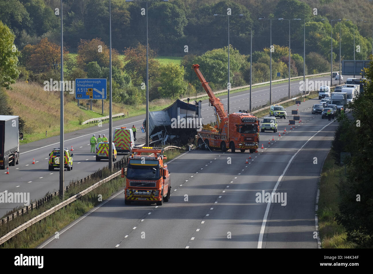 Camion écrasé dans le centrale de réservation sur l'autoroute m1 entre J23 et j23a, entraînant les bouchons tant au nord et sud Banque D'Images