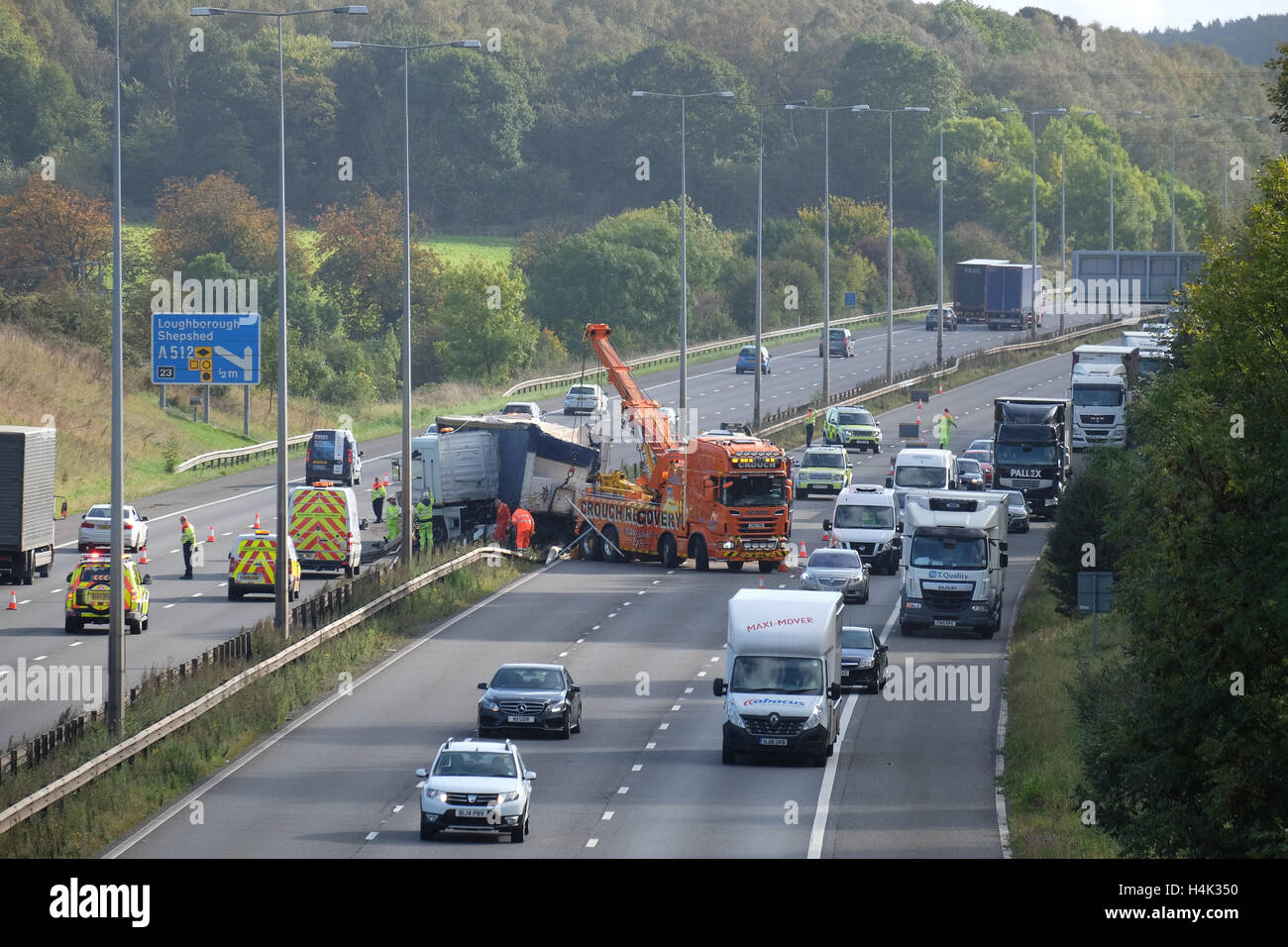 Camion écrasé dans le centrale de réservation sur l'autoroute m1 entre J23 et j23a, entraînant les bouchons tant au nord et sud Banque D'Images