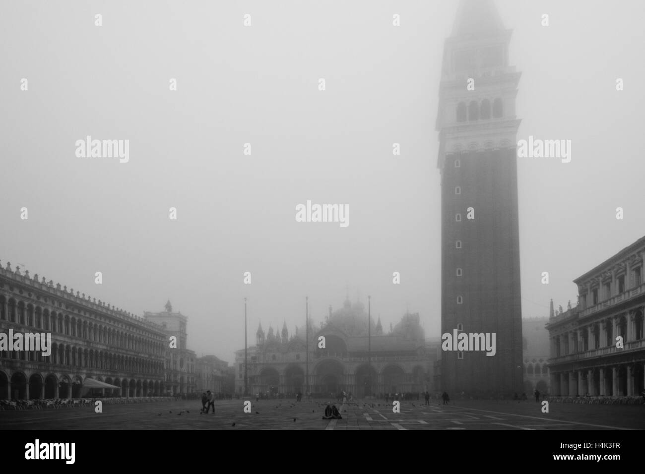 Venise, Italie. 17 octobre, 2016. (Note : cette photo editr a été converti en noir et blanc) la place St Marc couverts dans le brouillard à Venise, Italie. L' 'caligo, brouillard typique de Venise, commence en octobre et créer une atmosphère unique à Venise. Credit : Simone Padovani / éveil / Alamy Live News Banque D'Images