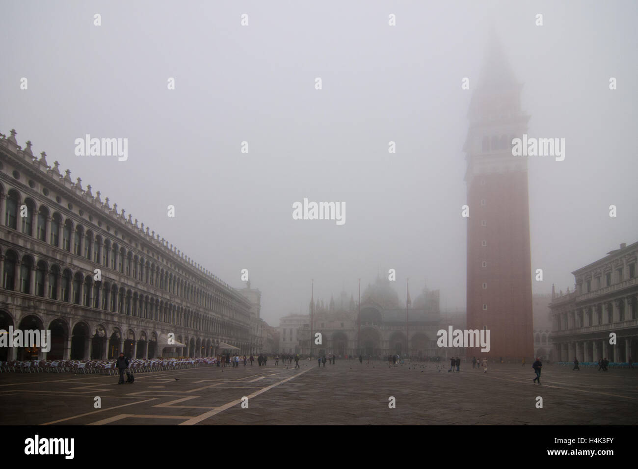 Venise, Italie. 17 octobre, 2016. La place St Marc couverts dans le brouillard à Venise, Italie. L' 'caligo, brouillard typique de Venise, commence en octobre et créer une atmosphère unique à Venise. Credit : Simone Padovani / éveil / Alamy Live News Banque D'Images