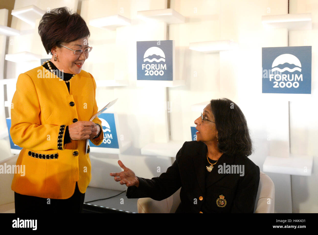 Prague, République tchèque. 17 Oct, 2016. Ancien Vice-président de Taiwan Annette Lu, gauche, et directeur de l'Initiative de coopération mondiale Sai Felicia Krishna-Hensel parler pendant la 20e conférence Forum 2000 à Prague, en République tchèque, le 17 octobre 2016. Cette année, la 20e conférence Forum 2000 se tient sous la devise "Courage d'assumer la responsabilité.' Credit : Michal Krumphanzl/CTK Photo/Alamy Live News Banque D'Images