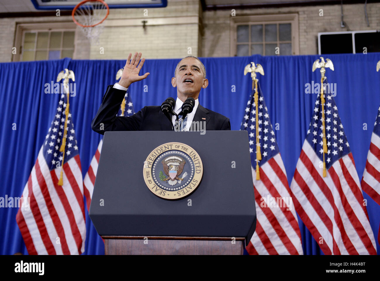 Washington, District de Columbia, Etats-Unis. 17 Oct, 2016. Le président des États-Unis Barack Obama parle au cours d'une visite à Benjamin Banneker Academic High School à souligner les progrès qui ont été réalisés par son administration au cours des huit dernières années pour améliorer l'enseignement dans tout le pays le 17 octobre 2016 à Washington, DC. Crédit : Olivier Douliery/Piscine via CNP Crédit : Olivier Douliery/CNP/ZUMA/Alamy Fil Live News Banque D'Images