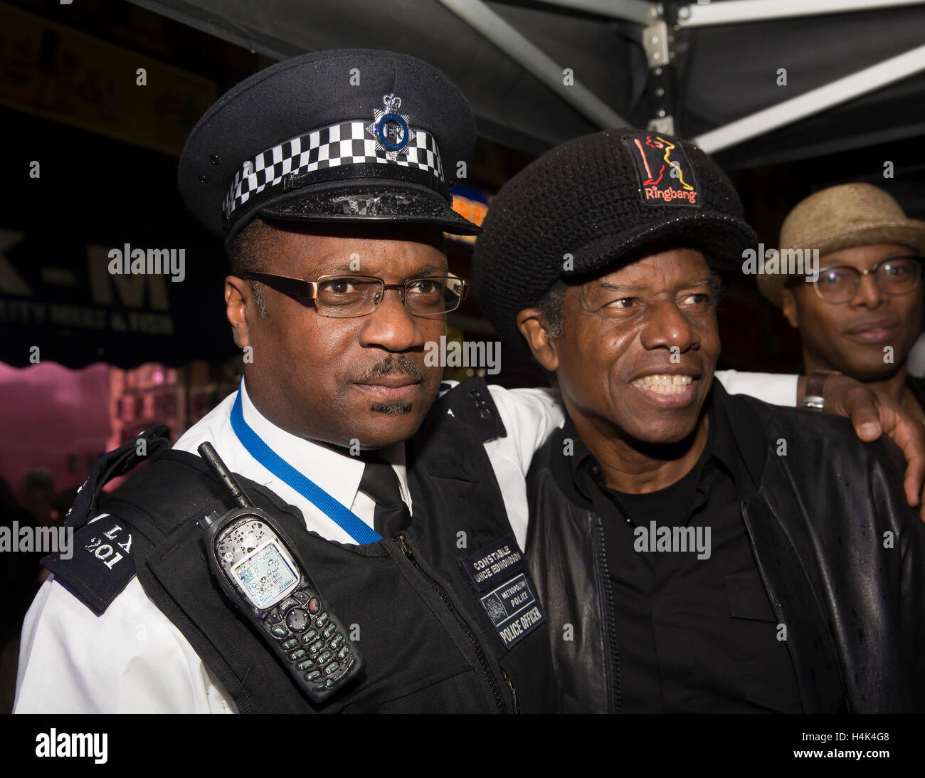 Brixton, UK. 17 Oct, 2016. Grantswitched Eddy sur le nouvel éclairage dans Electric Avenue Brixton après une rénovation récente du marché Crédit : Keith Larby/Alamy Live News Banque D'Images