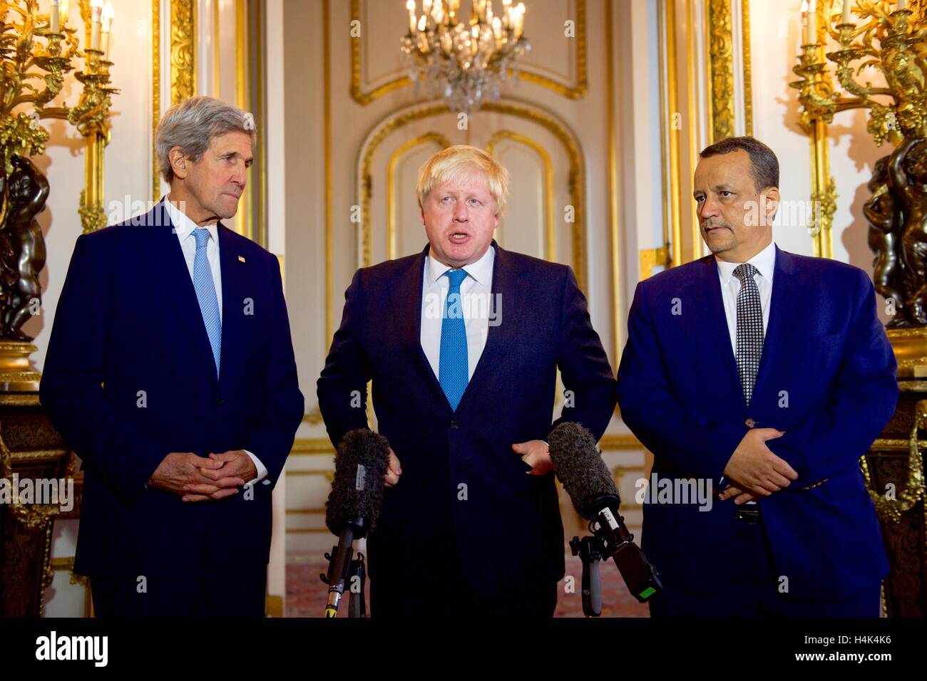 Le secrétaire d'Etat John Kerry, le Ministre britannique des affaires étrangères, Boris Johnson et envoyé spécial des Nations Unies pour le Yémen Ismail Ould Cheikh Ahmed face aux journalistes à Lancaster House réunions suivantes à la recherche d'un cessez-le-feu immédiat dans la guerre civile au Yémen, le 16 octobre 2016, à Londres, Royaume-Uni Banque D'Images