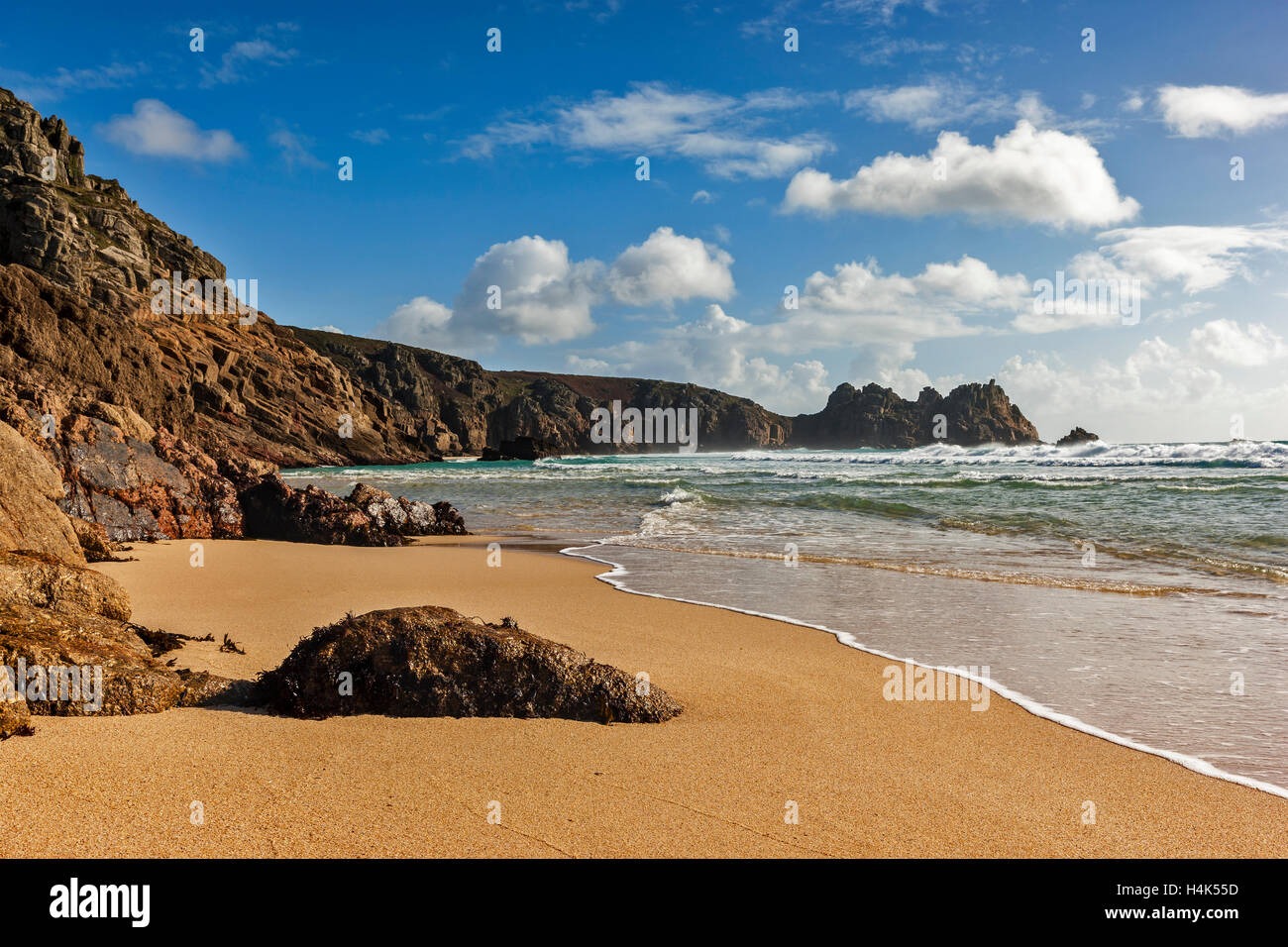 Porthcurno, Cornwall, Angleterre. 17 octobre 2016. La lumière du soleil d'automne riche sur la plage dorée et les rochers de Porthcurno et Logan Rock. Très basse marée de 0,2 m, sur les grandes marées ce mois, tous à la supermoon aujourd'hui Crédit : Barry Bateman / Alamy Live News Banque D'Images