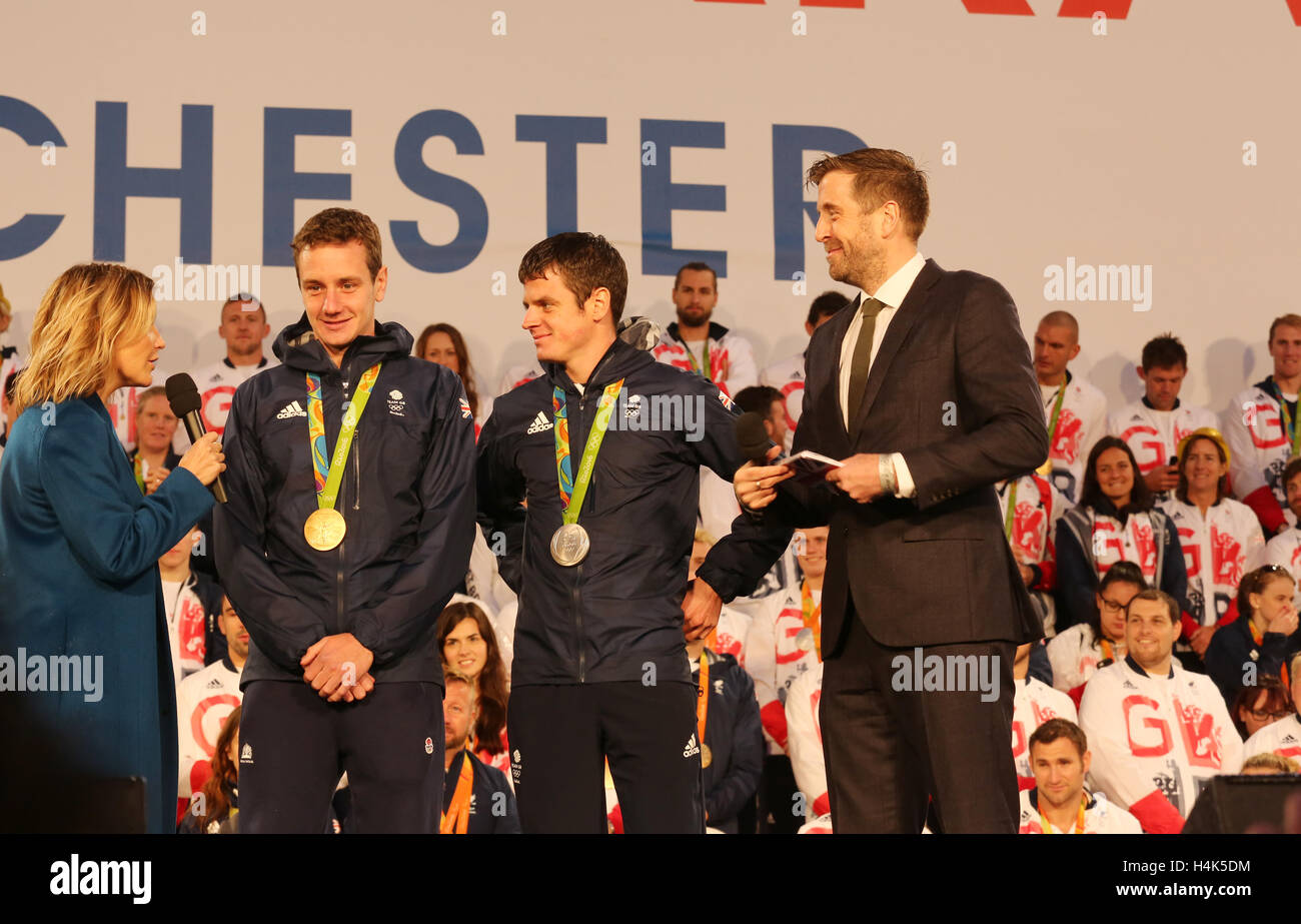 Manchester, UK. 17 octobre, 2016. Frères olympique, Jonny et Alistair Brownlee dans Albert Square, Manchester, le 17 octobre 2016 Crédit : Barbara Cook/Alamy Live News Banque D'Images